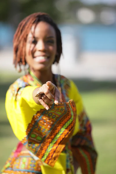 An attractive African American woman posing in the park — Stock Photo, Image