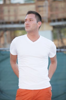 gülümseyen yakışıklı adam