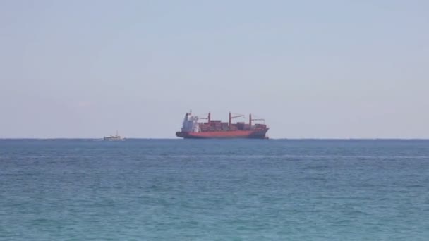 Barcos de carga en el océano — Vídeo de stock