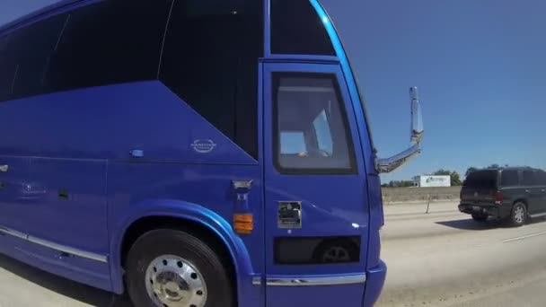 Blauwe tourbus — Stockvideo