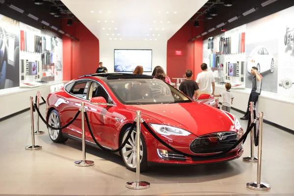 Tesla tentoongesteld in dadeland mall miami — Stockfoto