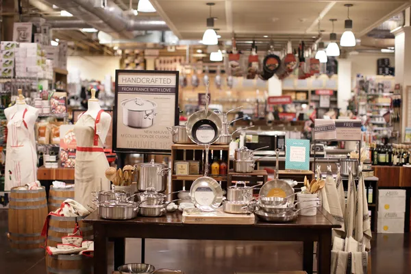 Sur La Table retail store at Aventura Mall — Stock Photo, Image