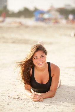 kadın plaj kum üzerinde döşeme