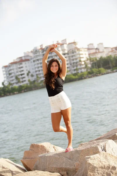 Mujer joven posando sobre las rocas —  Fotos de Stock