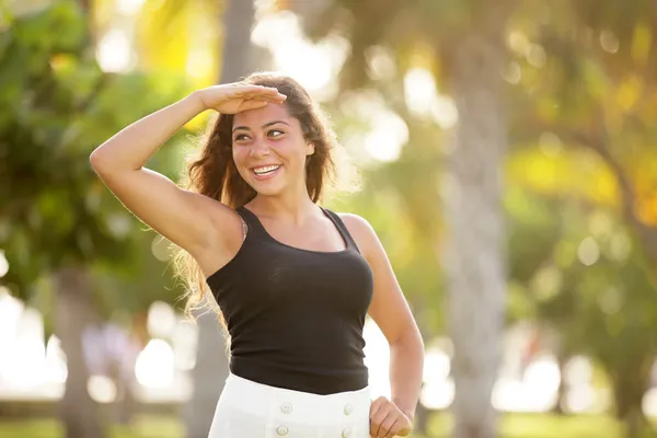 Jonge vrouw op de uitkijk — Stockfoto