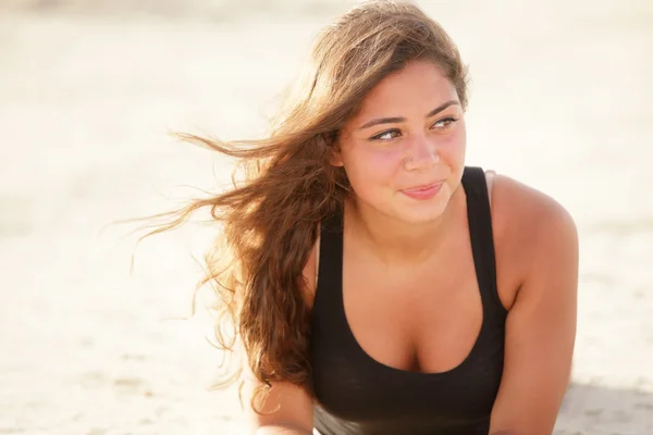 Mujer tendida en la playa arena — Foto de Stock