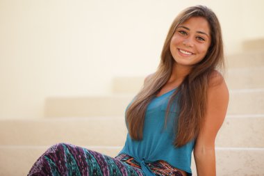 kadın bir merdiven üzerinde poz