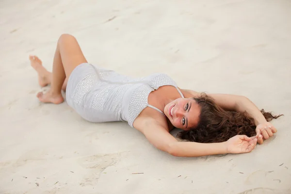 Vrouw in het zand te leggen — Stockfoto