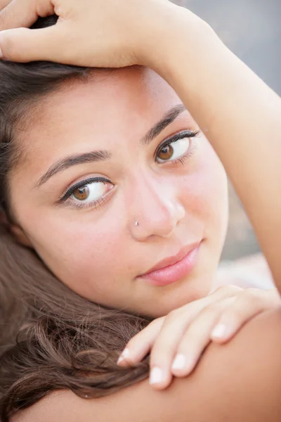 Headshot de uma bela jovem mulher — Fotografia de Stock