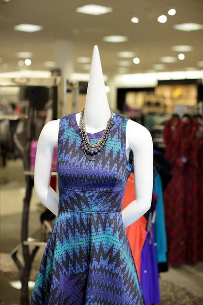 Manequins modernos no shopping — Fotografia de Stock