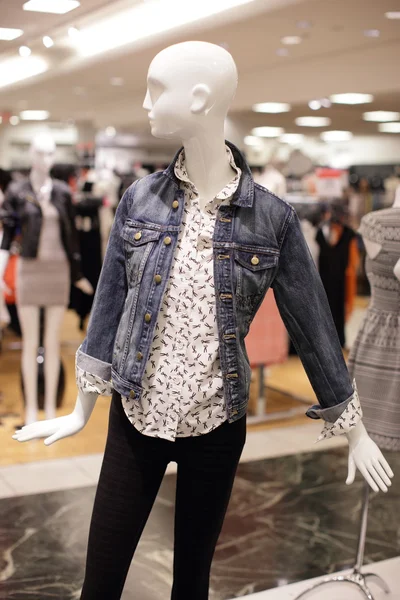 Mannequins modernes au centre commercial — Photo