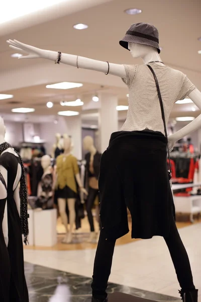 Manequins modernos no shopping — Fotografia de Stock