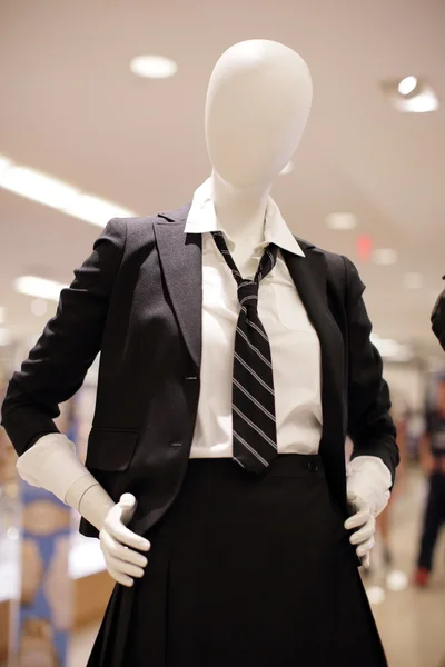 Moderne mannequins in het winkelcentrum — Stockfoto