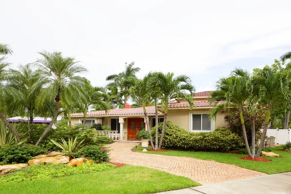 Stock image of a single family home — Stock Photo, Image