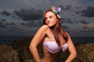 kalça üzerinde el ile poz deniz kızı