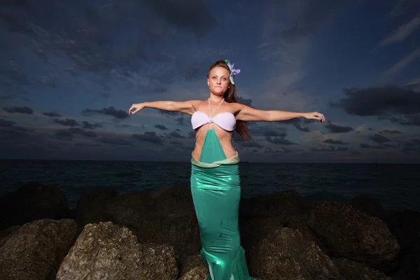 Sirena con los brazos extendidos —  Fotos de Stock