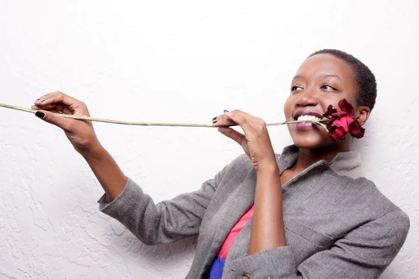 Mujer tocando la rosa — Foto de Stock