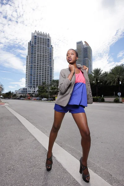 Model poseren in stad — Stockfoto