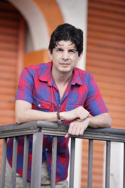 Man leaning on a railing — Stock Photo, Image