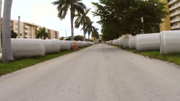 Conducir a través de la construcción de carreteras — Vídeo de stock