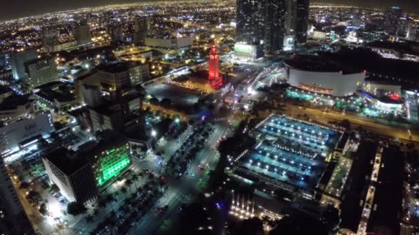 Éjszakai légi felvételeket a downtown miami — Stock videók