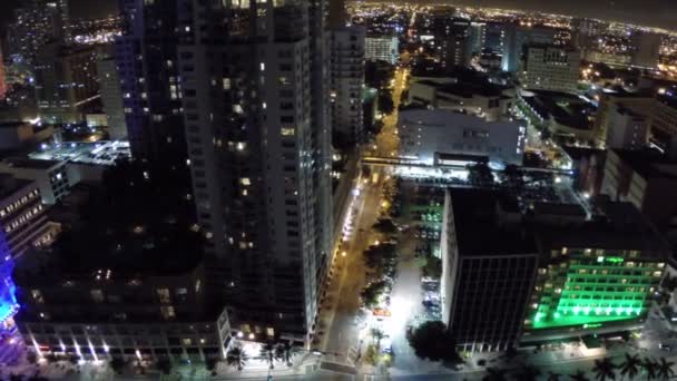 Éjszakai légi felvételeket a downtown miami — Stock videók