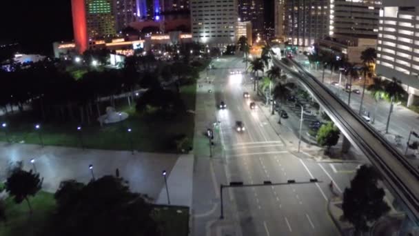 夜のダウンタウンの空中映像マイアミ — ストック動画
