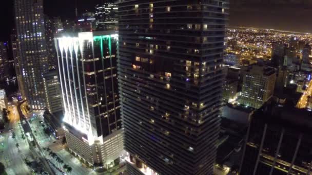 Luftaufnahmen der Nacht von der Innenstadt von Miami — Stockvideo