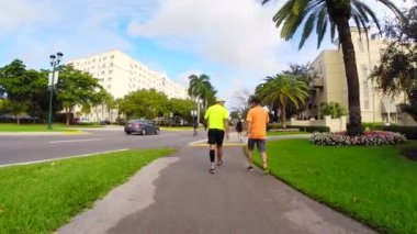 Zindelik yolunda yürüyen insanlar