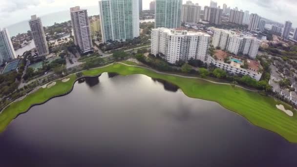 Luftaufnahmen vom Golfplatz — Stockvideo