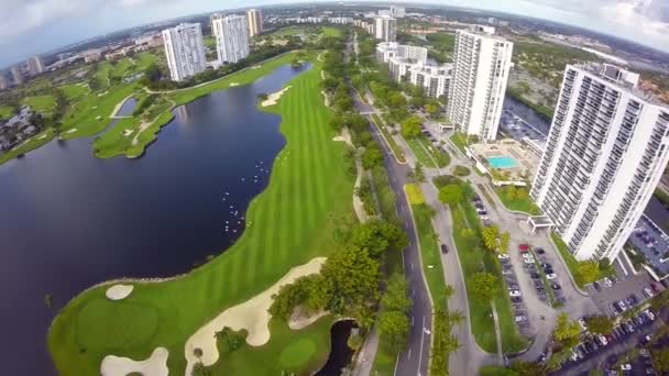 Imágenes aéreas del campo de golf — Vídeo de stock
