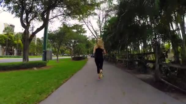 Mujer corriendo en cámara lenta — Vídeo de stock