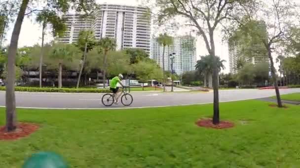 Чоловік їде на велосипеді — стокове відео