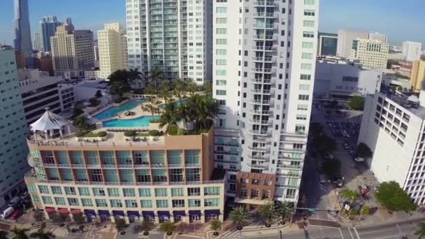 Légifelvételek az épületek Miamiban — Stock videók