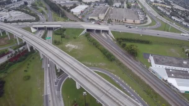 Filmagem aérea de um intercâmbio de rodovias — Vídeo de Stock