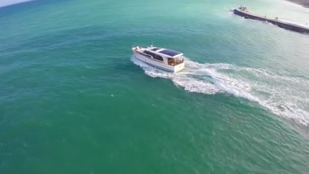 Boaters enjoying the warm year round Miami weather — Stock Video