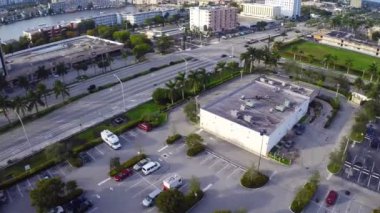 şehrin üzerinde uçan