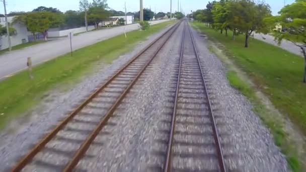 Volando sobre las vías del ferrocarril — Vídeo de stock