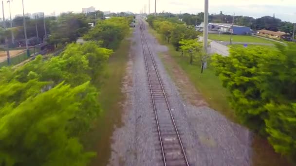 Volando sobre las vías del ferrocarril — Vídeo de stock