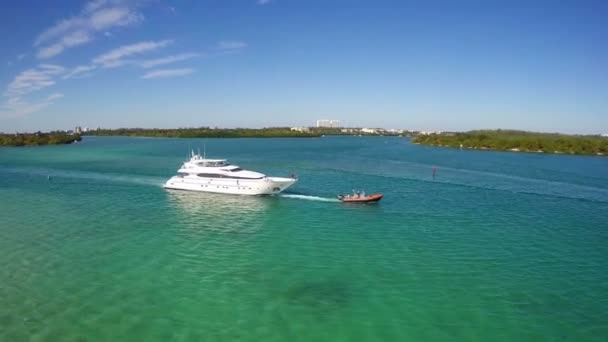 Boat being towed — Stock Video