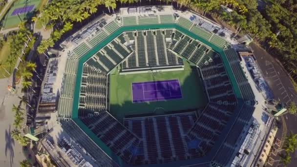 Съёмка с воздуха теннисного стадиона — стоковое видео