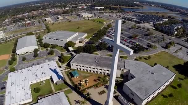 Aerial footage of a church and cross — Stock Video