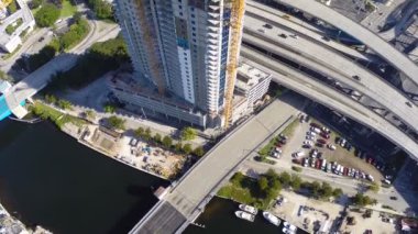 İnşaat alanında vinçler