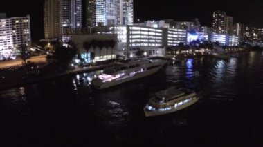 Geceleri tekne