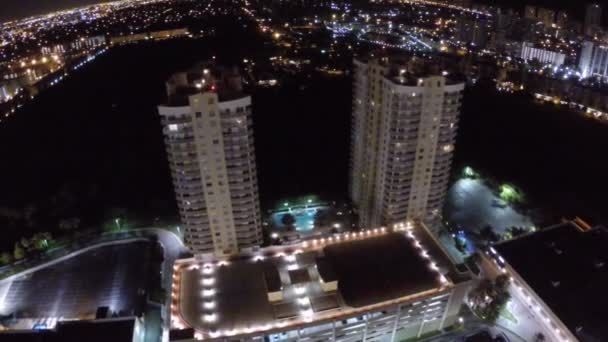 Budynki w nocy — Wideo stockowe