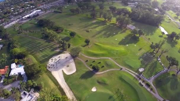 Campo de golf sobrevuelo aéreo — Vídeo de stock