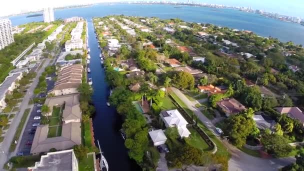 Casas residenciales en el agua video aéreo — Vídeos de Stock