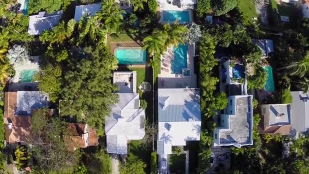 Luftaufnahmen von Häusern mit Schwimmbädern — Stockvideo
