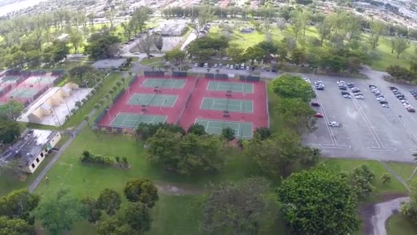 Tennisplatz tropischer Park — Stockvideo