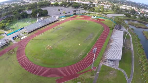 Video aéreo de una pista de atletismo — Vídeos de Stock